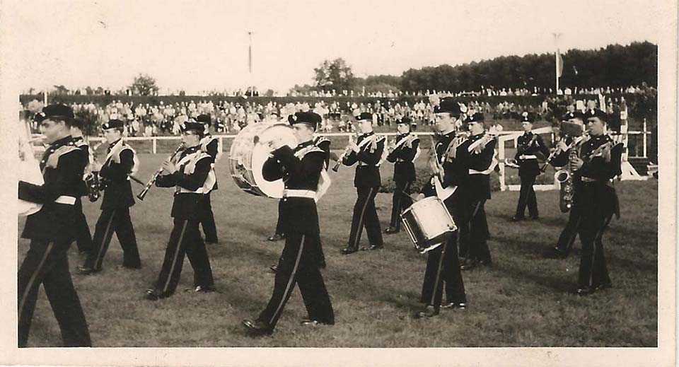 BRIAN GILL, KEN JACKSON (alto) BILL HOUSLEY ( Clt) GARY SMITH ( Cornet), ROY MELIA (snare drum) WILF HARRISON ( Tenor sax )