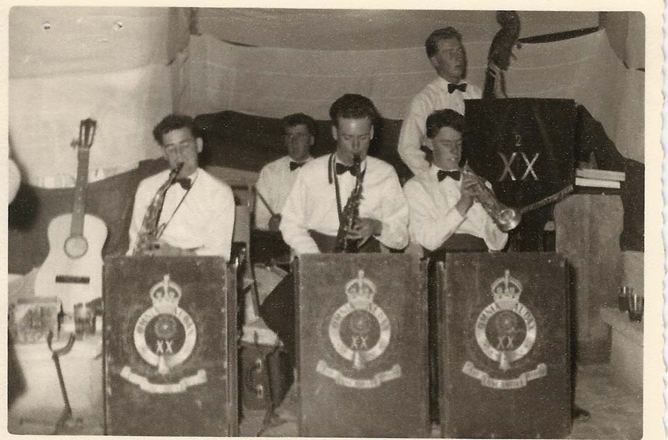 Terry McNally, Bob Gillespie, Robin De Smet, (Gerry Jones Bass), Derek Broadbent,