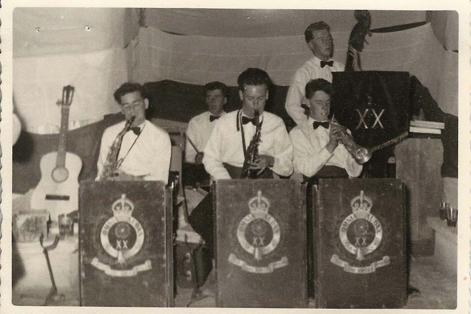 Terry McNally, Bob Gillespie, Robin De Smet, (Gerry Jones Bass), Derek Broadbent,