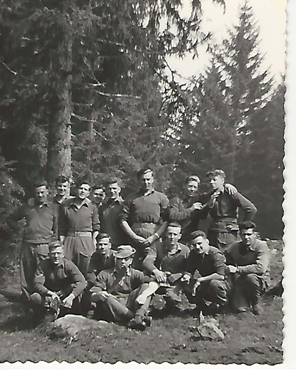 Peter Townson, Malcom Bell, Eddie Davies, Ray Bennett, Keith Greesley, Vic Cadd, Owen Ashworth, Brian Hall, Seated Arnold Barker, Alan Roberts, N/K, Allan Cordall, Tony Broadway, Alan Bookbinder
