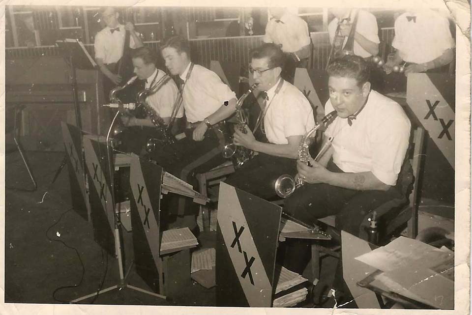 JIM BIGGERS (bass) GRAHAM GENT (tenor) ROGER RATCLIFFE (tenor) TONY JACKSON (ALTO) BOB SHAW (alto)