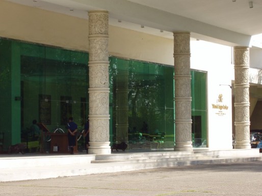 Front entrance Dusit Inya Lake Hotel, Rangoon